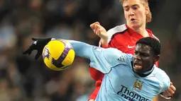 Bek Manchester City, Micah Richards (depan) berebut bola dengan striker Arsenal, Nicklas Bendtner dalam partai Liga Premier di The City of Manchester Stadium pada 22 November 2008. AFP PHOTO/ANDREW YATES