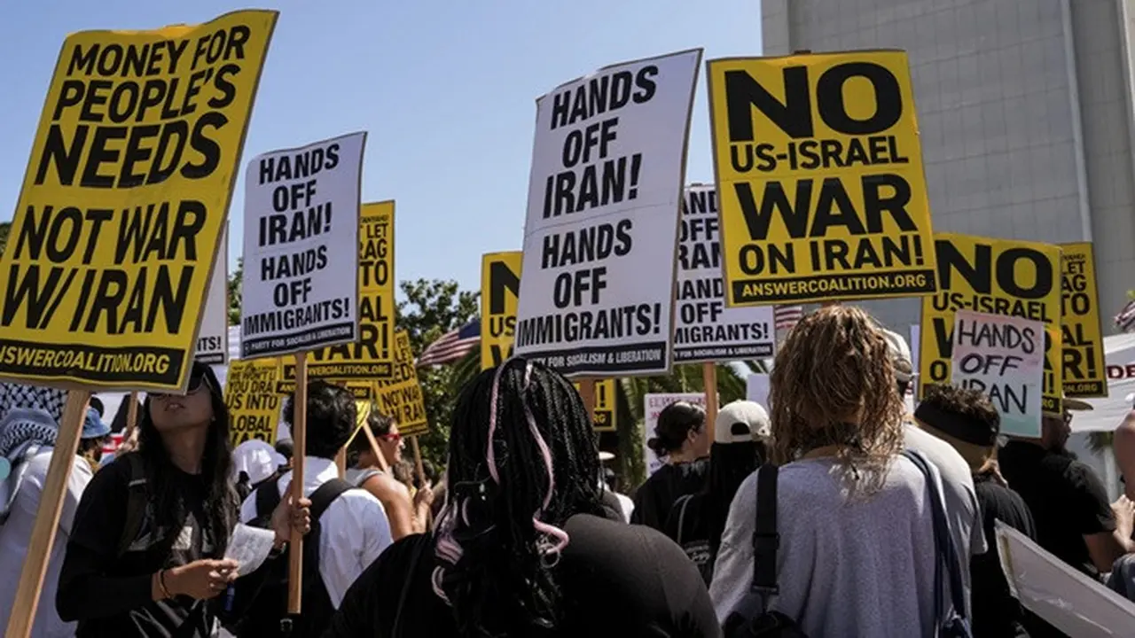 Demonstran antiperang beraksi di Los Angeles, Amerika Serikat (AS), Minggu (22/6/2025), menyusul serangan udara AS terhadap tiga fasilitas nuklir Iran.