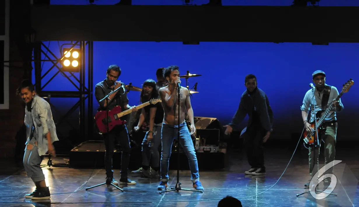 Slank saat beraksi di konser bertajuk "Jakarta Pagi Ini & Slank Musikal", Jakarta, Kamis (18/12/2014). (Liputan6.com/Herman Zakharia)