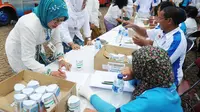Sejumlah Pegawai Negeri Sipil di lingkungan Pemprov DKI Jakarta menjalani tes urine di kawasan Monumen Nasional (Monas), Jakarta, Jumat (2/1/2015). Tampak sejumlah PNS melakukan pendataan jelang menjalani tes urine. (Liputan6.com/Faizal Fanani)