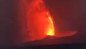 Cerita Kepanikan Pemancing Lihat Erupsi Anak Krakatau Tengah Malam