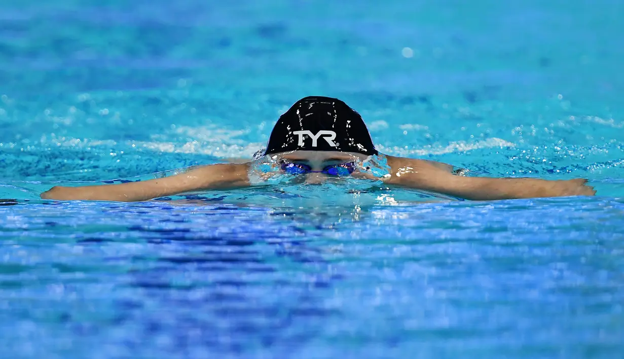 Perenang Inggris, Molly Renshaw, saat beraksi di nomor gaya dada 200m pada ajang Kejuaraan Akuatik Eropa di Duna Arena, Budapest, Hungaria, (20/5/2021). (AFP/Attila Kisbendek)