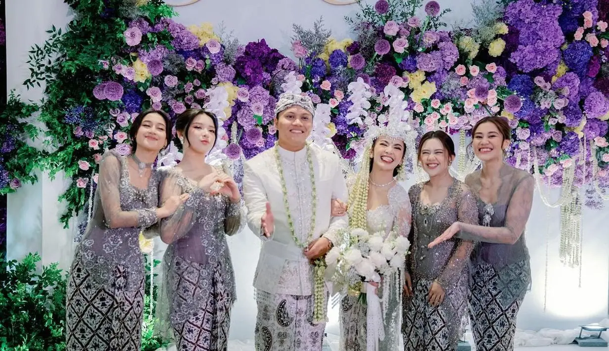 Penampilan menarik Aaliyah Massaid mengenakan kebaya berwarna ungu yang menjadi tema warna para bridesmaid. [Foto: Instagram/aaliyah.massaid]