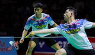 Pebulu tangkis ganda putra Indonesia, Moh Reza Pahlevi/Sabar Gutama berusaha mengembalikan kok ke arah pasangan Malaysia, Chia Weijie/Lwi Sheng Hao dalam laga 32 besar Indonesia Masters 2026 di Istora, Senayan, Jakarta, Selasa (20/01/2026). (Bola.com/Bagaskara Lazuardi)