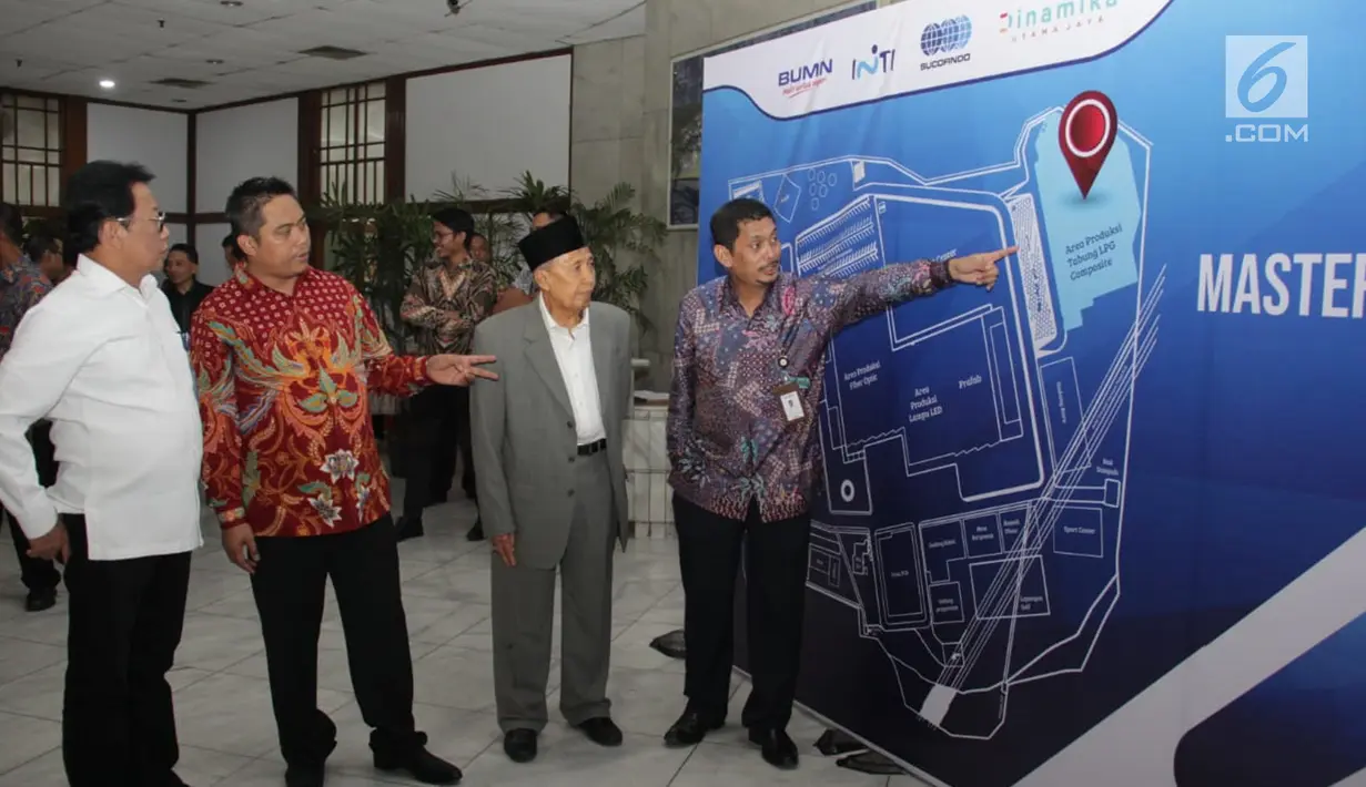 Dirut PT Sucofindo Bachder Djohan Buddin, Wapres ke-9 RI Hamzah Haz, Dirut PT INTI Darman Mappangara dan Dirut PT Dinamika Utama Jaya Zaenal Aziz melihat master plan area produksi pabrik Tabung LPG berbahan Composite di Bandung, Rabu (18/9/2019). (Liputan6.com/HO/Okta)