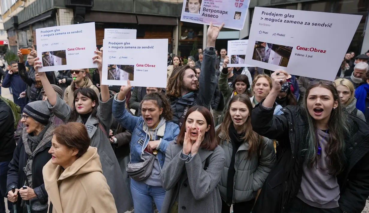 Para mahasiswa meneriakkan slogan-slogan dalam aksi protes mahasiswa di Beograd, Serbia, Rabu, 27 Desember 2023. (AP Photo/Darko Vojinovic)
