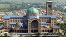 The New Basilica of the National Shrine of Our Lady of Aparecida di Brasil ini dibangun pada tahun 1955 dan dirancang dalam bentuk salib Yunani. Memiliki panjang 173 m (567 kaki) dan lebar 168 m (551 kaki), dan menampung 45.000 orang. (wikimedia)
