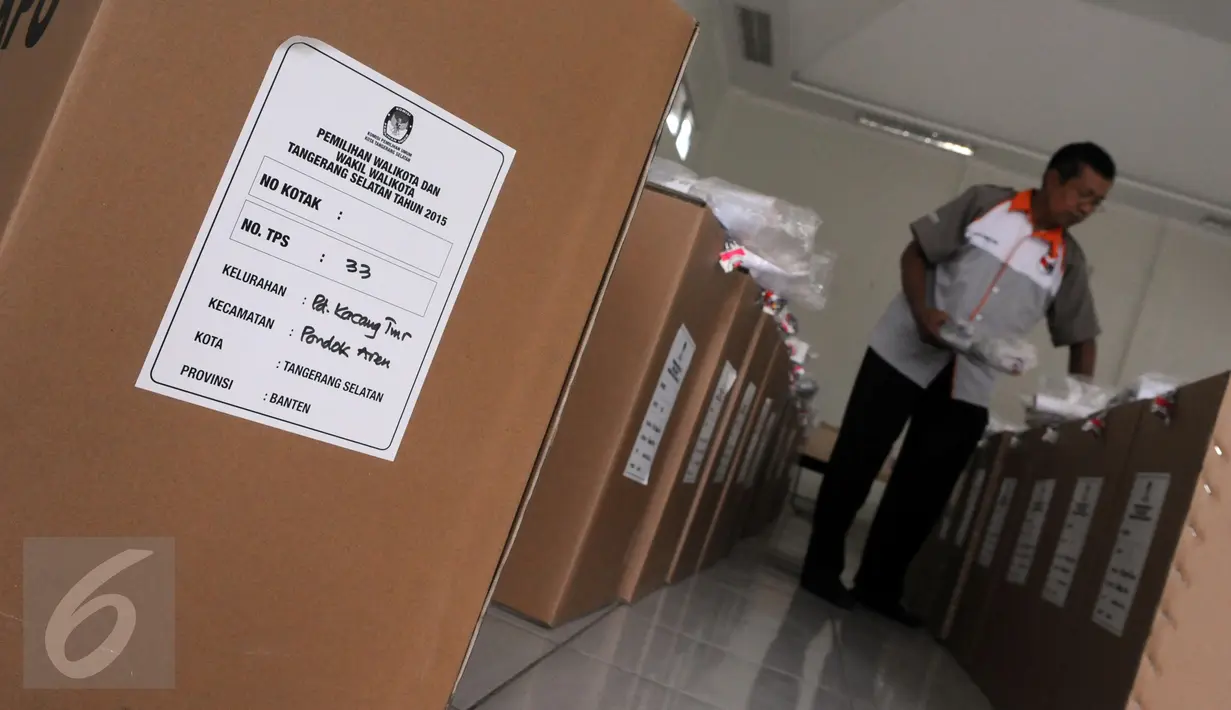 Petugas mengecek logistik Pilkada Tangerang Selatan untuk didistribusikan, di Kelurahan Kebon Kacang Timur, Tangsel, Selasa (8/12). Pemungutan suara Pilkada Tangsel akan digelar melalui 2.245 TPS. (Liputan6.com/Helmi Afandi)