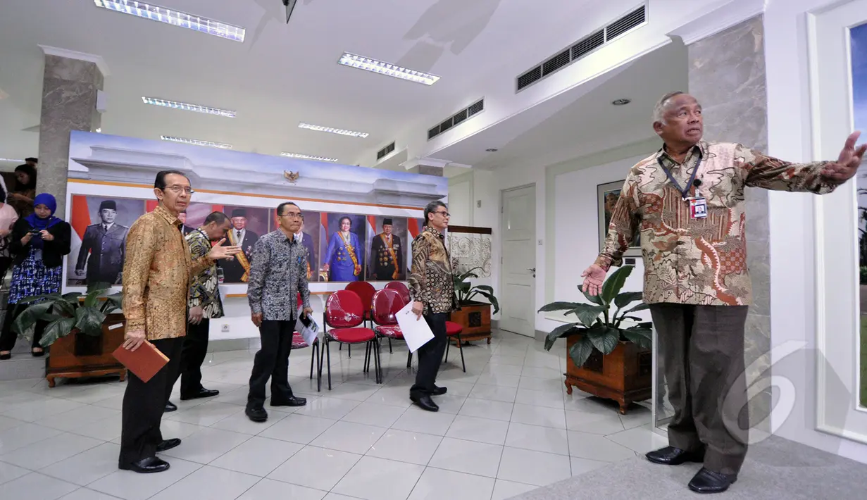 Plt Pimpinan Komisi Pemberantasan Korupsi (KPK) saat tiba di Istana Negara, Jakarta, Senin (16/3/2015). Kedatangan Plt KPK ke Istana untuk membicarakan perkembangan Pencegahan Korupsi.  (Liputan6.com/Faizal Fanani)