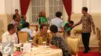 Presiden Joko Widodo bersalaman dengan tukang ojek sebelum acara makan siang di Istana Negara, Jakarta, Selasa (1/9/2015). Setidaknya ada 100 para pekerja di sektor transportasi yang diundang dalam jamuan tersebut. (Liputan6.com/Faizal Fanani)