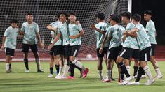 Skuad Timnas Indonesia U-16 menjalani latihan terakhir di Stadion UNS, Solo, Jawa Tengah, Minggu (30/6/2024) jelang menghadapi Australia pada laga semifinal Piala AFF U-16 2024 pada 1 Juli 2024 di Stadion Manahan, Solo. Official Training Timnas Indonesia U-16 tersebut berlangsung santai dengan dipimpin langsung sang arsitek, Nova Arianto. (Bola.com/Abdul Aziz)