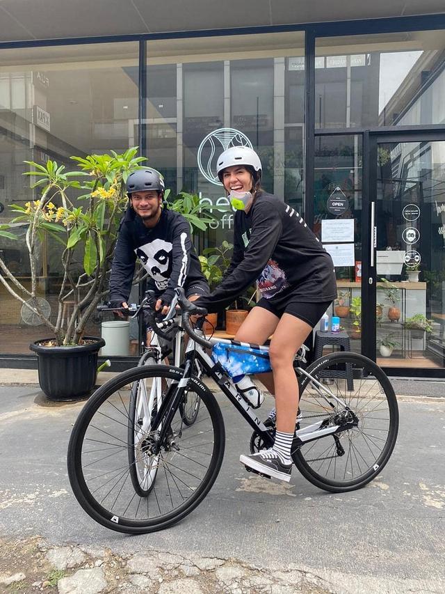 Suka Olahraga Bareng, Ini 7 Potret Nadila Ernesta dan Eno Netral Saat Bersepeda