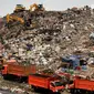 Antrean truk sampah dari Jakarta saat akan menurunkan muatan di TPST Bantar Gebang, Bekasi, Jawa Barat, Senin (18/3). TPST Bantar Gebang diprediksi bakal penuh pada tahun 2021 mendatang. (merdeka.com/Arie Basuki)