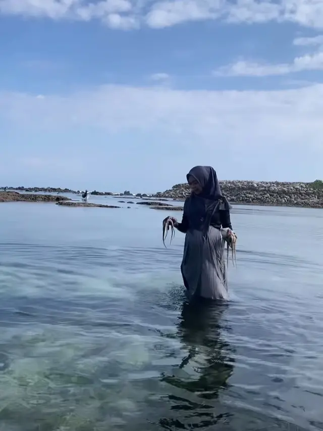 Ria Ricis Liburan di Pantai