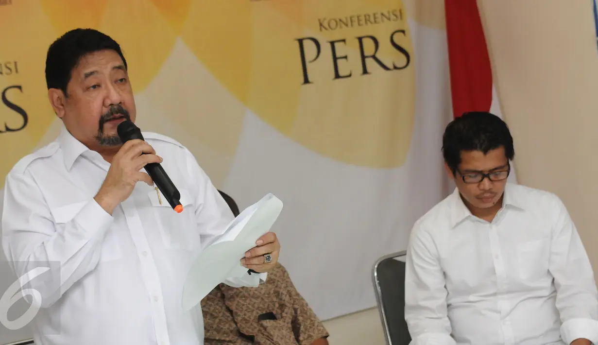 Ketua SETARA Institute, Hendardi (kiri) membacakan petisi bersama tokoh dan masyarakat sipil untuk perdamaian di Jakarta, Selasa (1/11). Seruan berisi ajakan menjaga Pemilihan Kepala Daerah (Pilkada) berlangsung damai. (Liputan6.com/Helmi Fithriansyah)