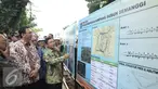 Gubernur DKI Basuki T Purnama alias Ahok melihat struktur proyek pengembangan jalan layang Semanggi di Jakarta, Jumat (8/4). Direncanakan, pembangunan jalan layang Semanggi ini membutuhkan waktu 18 bulan. (Liputan6.com/Faizal Fanani)