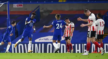 Pemain Chelsea Tammy Abraham (kedua kiri) melakukan selebrasi usai mencetak gol ke gawang Sheffield United pada pertandingan Liga Premier Inggris di Stadion Stamford Bridge, London, Sabtu (7/11/2020). Chelsea menang 4-1. (Ben Stansall/Pool via AP)