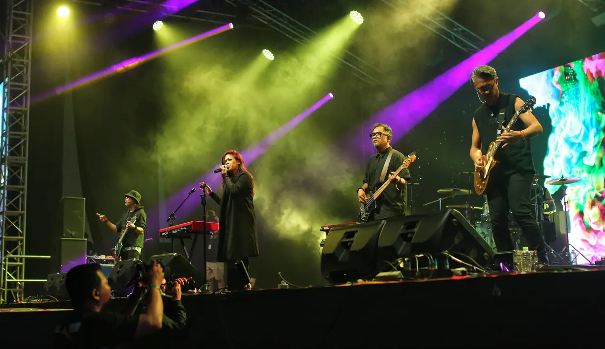 Hadir membawa nuansa rock, Kikan sukses buat emosi penonton naik turun dengan lengkingan khasnya. [Adrian Putra/Fimela.com]