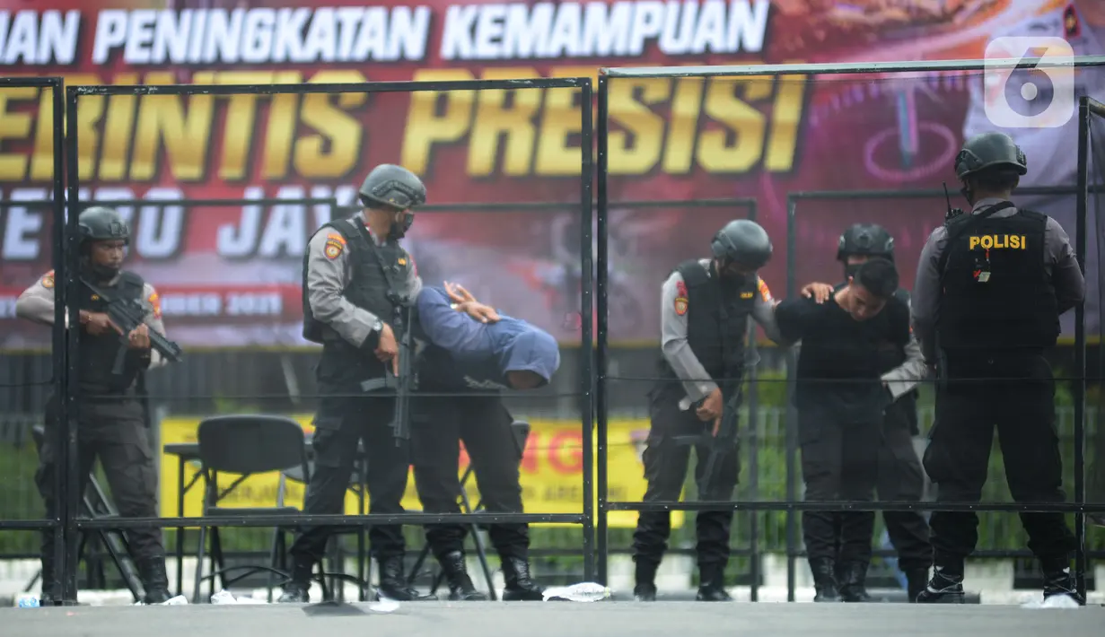 Anggota polisi melakukan simulasi penangkapan terduga pengedar narkoba dalam upacara penutupan pelatihan Tim Patroli Perintis Presisi di Polda Metro Jaya, Jakarta, Selasa (30/11/2021). (merdeka.com/Imam Buhori)