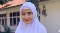 Prilly Latuconsina memakai hijab di sinetron 'Negeri 5 Menara'. (dok.Instagram @prillylatuconsina96/https://www.instagram.com/p/BwoLWCWgB8-/Henry