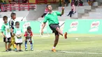 Manta pemain Timnas Indonesia, Charis Julianto, memberikan arahan kepada anak-anak saat acara Milo Football Clinic di Lapangan Sepak Bola Pertamina, Simprug, Jakarta, Minggu (24/4/2016). (Bola.com/Nicklas Hanoatubun)
