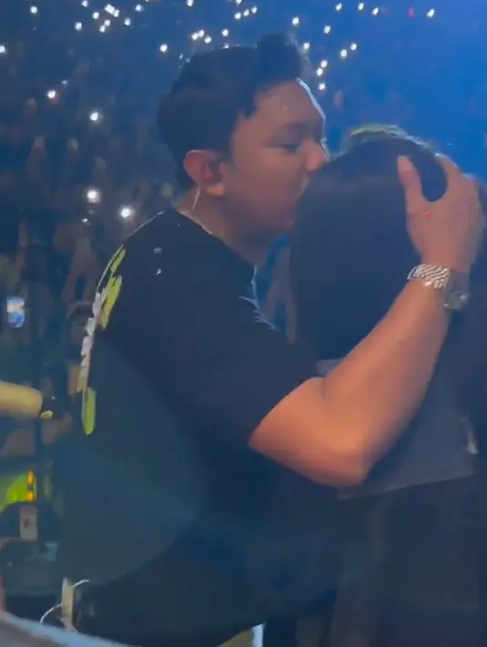 Denny Cakanan langsung mencium kening sang istri yang datang membawa kue ulang tahun dengan lilin yang masih menyala. Suasana langsung ramai dengan teriakan penggemarnya. [Instagram/bellabonita_r.a]