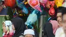 Pedagang balon berjualan di dekat lokasi pelaksanaan salat Idul Fitri 1 Syawal 1440 Hijriah di Jatinegara, Jakarta,Rabu (5/6/2019). Pemerintah menetapkan Idul Fitri 1440 Hijriah dirayakan secara nasional pada hari ini. (merdeka.com/Imam Buhori)