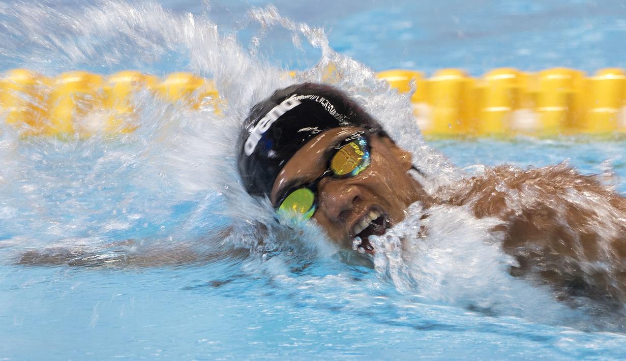 Jendi Panggabean perenang Indonesia saat beraksi pada kualifikasi cabang renang nomor 100 meter gaya bebas putra klasifikasi S9 Asian Para Games 2018 di Stadion Akuatik, Gelora Bung Karno Jakarta, Senin (8/10/2018). (Bola.com/Peksi Cahyo)