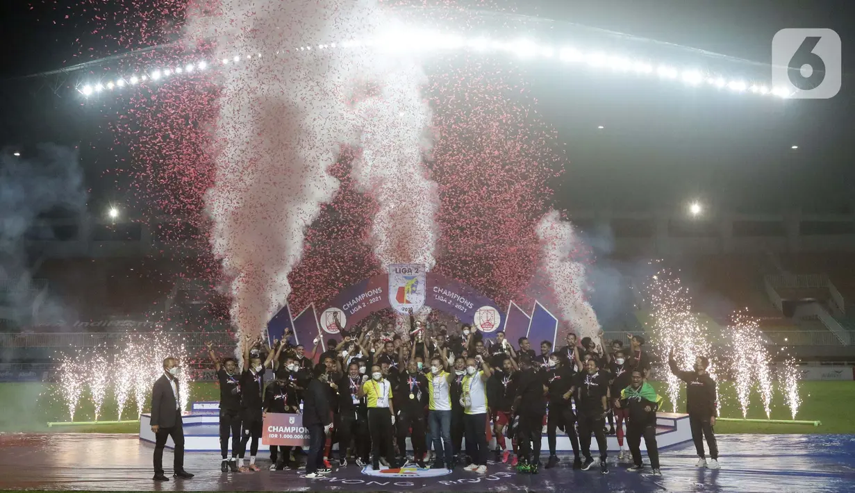 Pemain Persis Solo merayakan kemenangan usai merebut gelar juara Liga 2 Indonesia 2021 di Stadion Pakansari, Bogor, Kamis (30/12/2021). Di Final, Persis Solo berhasil mengalahkan Rans Cilegon United 2-1. (Liputan6.com/Helmi Fithriansyah)