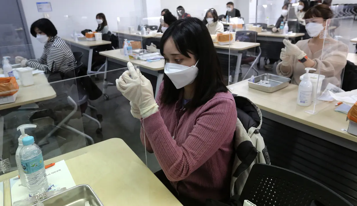 Petugas medis menghadiri pelatihan cara memberikan suntikan vaksin virus corona di Asosiasi Perawat Korea di Seoul, Korea Selatan (17/2/2021).  Korea Selatan berencana untuk memulai inokulasi virus COVID-19 dengan vaksin AstraZeneca pada 26 Februari mendatang. (AP Photo/Ahn Young-joon)