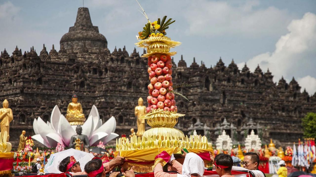 FOTO: Ribuan Umat Buddha Hadiri Puncak  Perayaan Waisak di Candi Borobudur