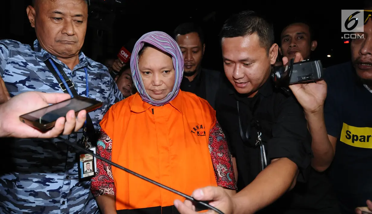 Plt Kadis Kesehatan Kabupaten Jombang, Inna Silestyowati (kedua kiri) digiring petugas usai diperiksa di Gedung KPK, Jakarta, Minggu (4/2). Inna menjadi tersangka suap perizinan pengurusan jabatan di Pemkab Jombang. (Liputan6.com/Helmi Fithriansyah)