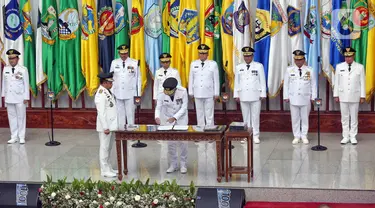 Menteri Dalam Negeri (Mendagri) Tito Karnavian (tengah kiri) menyaksikan penandatanganan dokumen saat pelantikan sembilan Penjabat (Pj) Gubernur di Kantor Kementerian Dalam Negeri, Jakarta, Selasa (5/9/2023). Hal itu dalam rangka menggantikan para Guburnur yang telah habis masa jabatannya pada 5 September 2023. (Liputan6.com/Angga Yuniar)