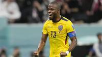 Enner Valencia bertengger di posisi puncak daftar top skor sementara. Bomber Ekuador itu sukses membuat kejutan dan telah mengoleksi tiga gol sepanjang perhelatan Piala Dunia 2022. (AP/Manu Fernandez)
