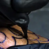 Pernahkah kamu melihat pembuatan tato secara slow motion?