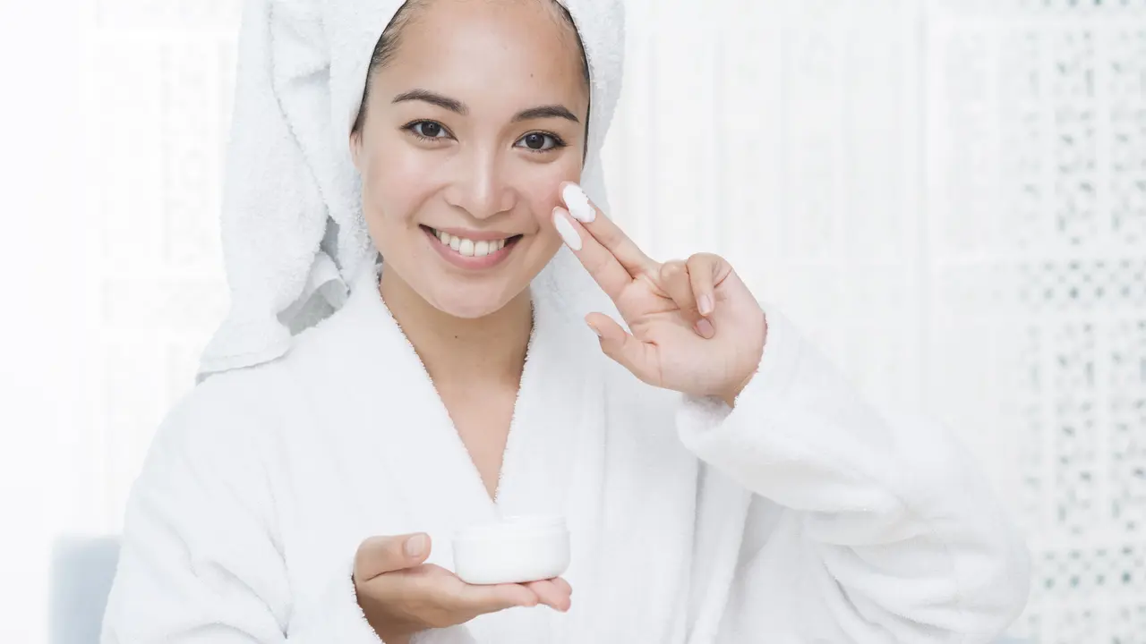 Ilustrasi Menggunakan Moisturizer