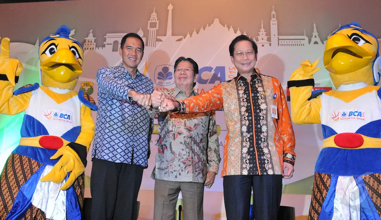 (Kiri ke kanan) Ketua Umum PP PBSI Gita Wirjawan, Perwakilan Djarum Foundation Yan Haryadi Susanto, Presiden Direktur PT BCA, Tbk Jahja Suriaatmadja berpose bersama, Jakarta, Senin (25/5/2015). (Liputan6.com/Herman Zakharia)