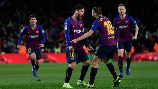 Ekspresi pemain Barcelona, Lionel Messi (dua kiri) setelah mencetak gol ke gawang Valencia dalam lanjutan Liga Spanyol di Camp Nou, Spanyol, Minggu (3/2). Dua gol Messi membuat pertandingan berakhir 2-2. (AP Photo/Manu Fernandez)