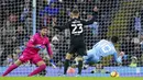 Pemain Fulham Joe Bryan melanggar pemain Manchester City Jack Grealish (kanan) yang menghasilkan tendangan penalti pada pertandingan sepak bola putaran keempat Piala FA di Etihad Stadium, Manchester, Inggris, 5 Februari 2022. Manchester City menang 4-1. (AP Photo/Jon Super)