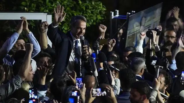 Perdana menteri Yunani dan pemimpin Partai Demokrasi Baru Kyriakos Mitsotakis berpidato di depan para pendukungnya di markas besar partainya di Athena, Yunani, Minggu (21/5/2023).
