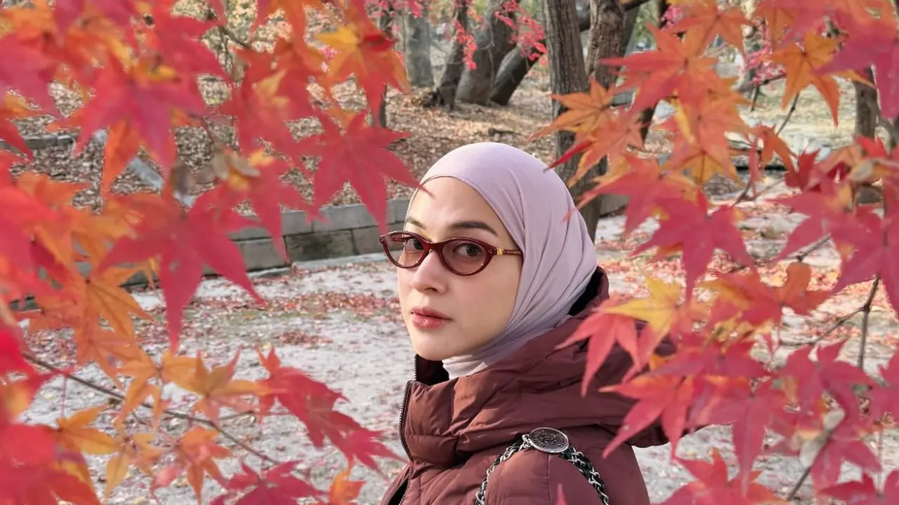 Nina Zatulini Liburan ke Korea Selatan dengan gaya stylish.  [@ninazatulini22]