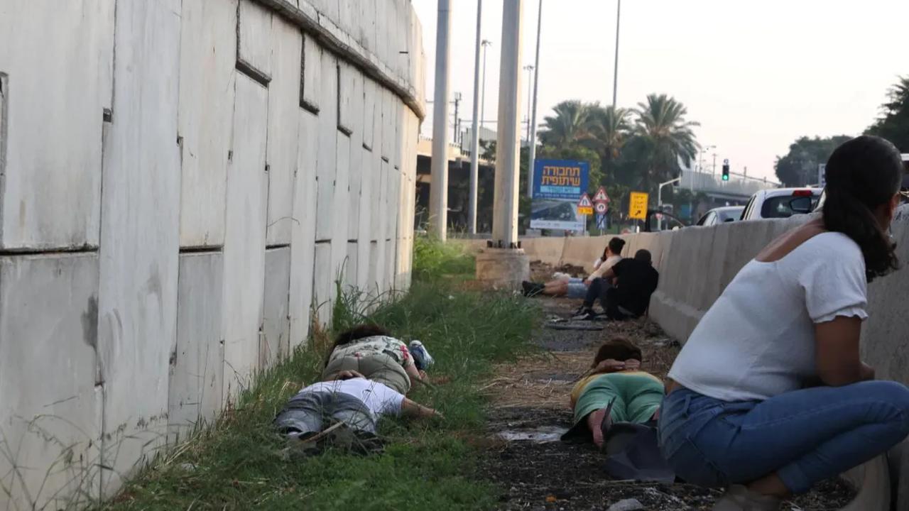 Serangan roket Hamas yang diluncurkan dari Jalur Gaza sampai saat ini masih berlangsung. Situasi tersebut membuat orang-orang di Tel Aviv yang sedang menjalankan aktivitasnya di jalan raya panik mencari perlindungan.<br>