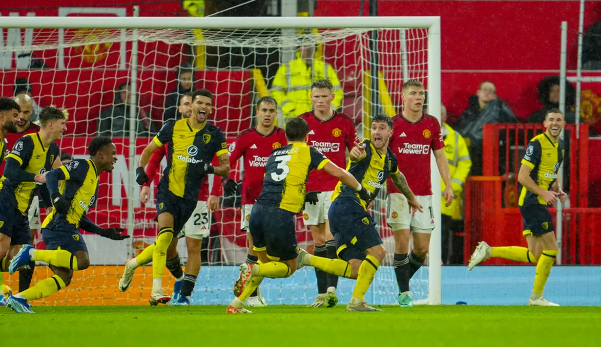 Tertinggal dua gol, Manajer MU Erik ten Hag kemudian memainkan Marcus Rashford, Facundo Pellistri, dan Jonathan Evans. Sebelumnya, Rasmus Hojlund telah dimasukkan menggantikan Anthony Martial. (AP Photo/Jon Super)