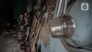 Perajin menyelesaikan pembuatan perabot dapur di Jalan Dewi Sartika, Cawang, Jakarta, Minggu (17/12/2019). Kompor minyak yang dulunya menjadi primadona penjualan kini tergerus karena kebijakan pemerintah untuk mempergunakan kompor gas. (Liputan6.com/Faizal Fanani)