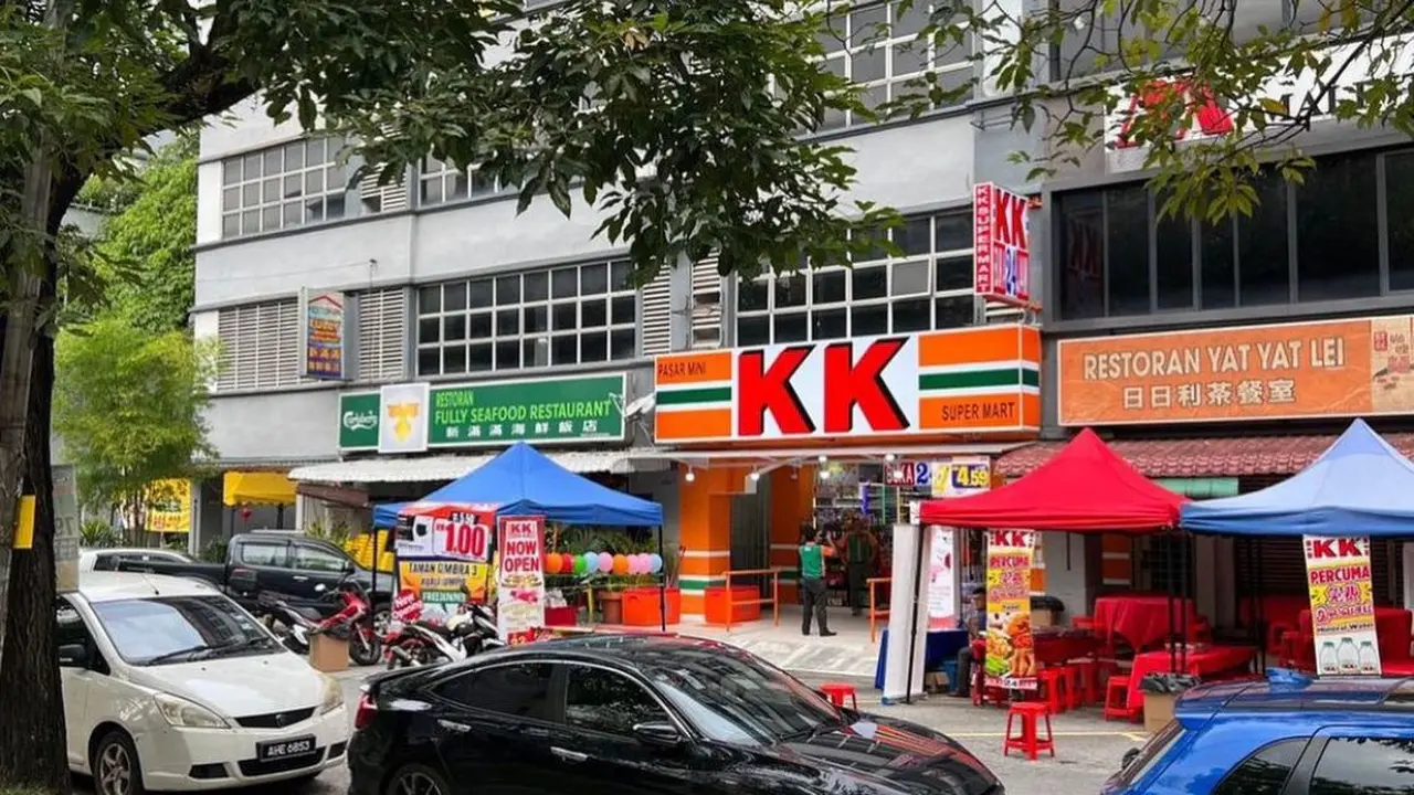 KK Super Mart buat Muslim di Malaysia marah setelah menjual kaus kaki berlafaz Allah.