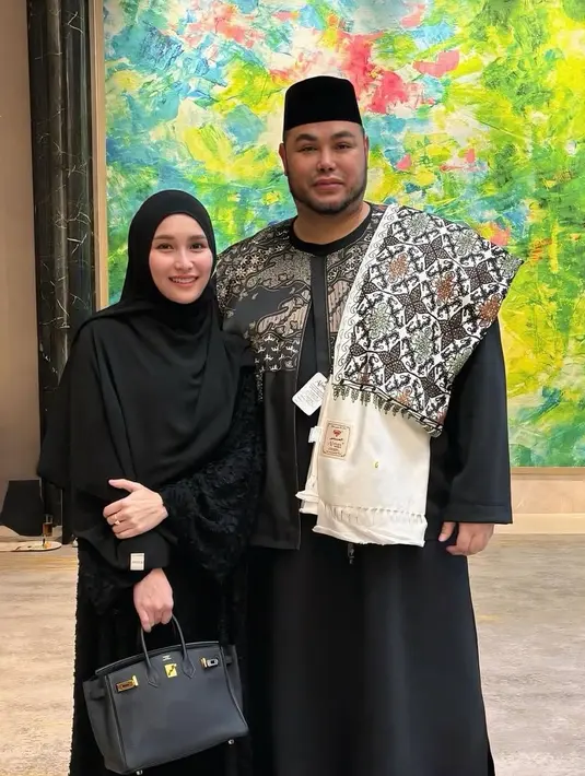 Ayu tampil dengan gamis hitam yang memiliki aksen menonjol. Dipadukan inner celana hitamnya.  [@ayutingting92]