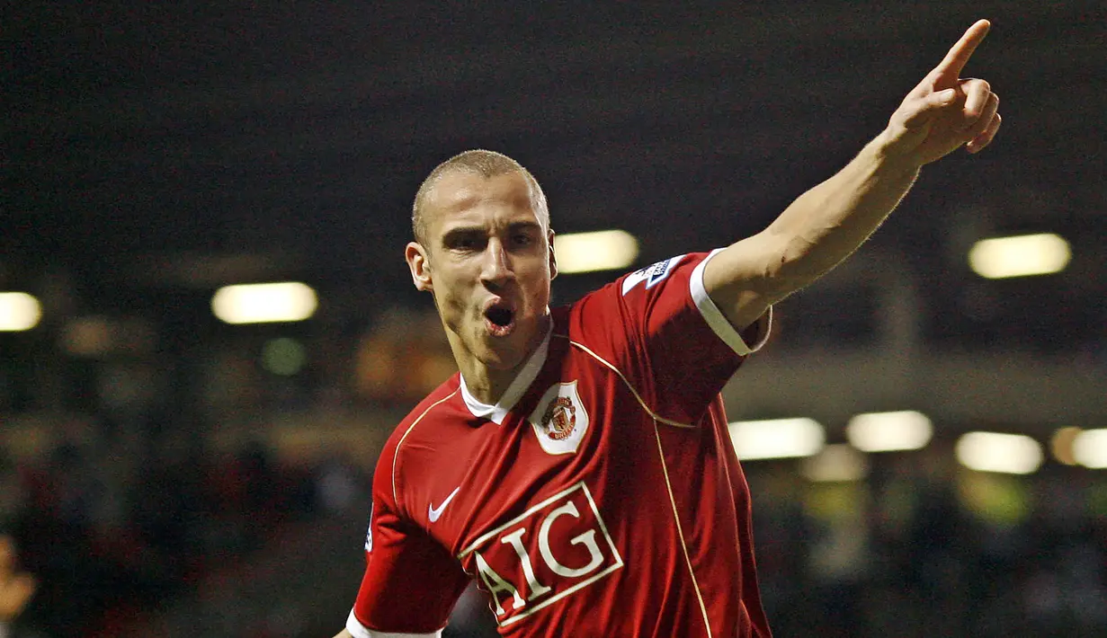 Henrik Larsson. Striker Swedia ini direkrut Manchester United sebagai pinjaman dari Helsingborg pada tengah musim 2006/2007. Ia saat itu berusia 35 tahun, 3 bulan dan 12 hari. Hanya bertahan 1 musim, ia hanya tampil 7 kali di Liga Inggris dengan torehan 1 gol. (AFP/Andrew Yates)