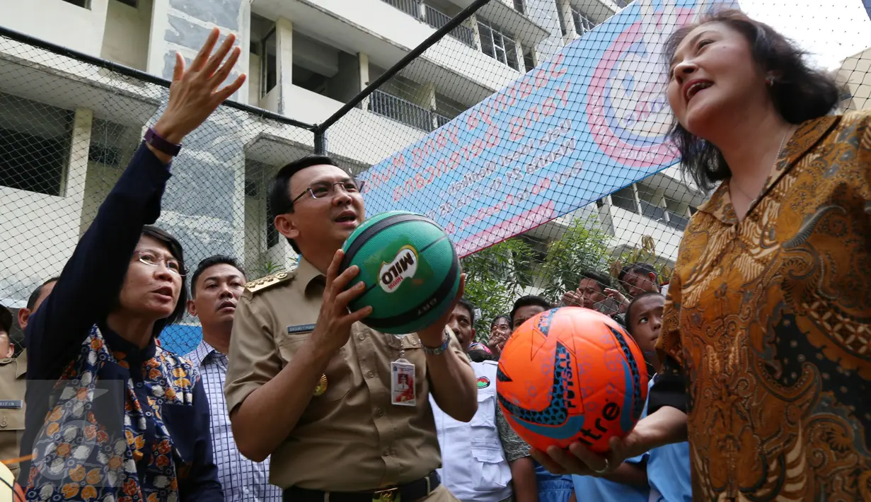 Gubernur DKI Jakarta, Ahok siap melempar bola didampingi Business Executive Manager Beverages PT Nestlé Indonesia Prawitya Soemadijo dan Direktur Legal Corporate Affairs, Debora Tjandrakusuma di RPTRA Marunda, Jakarta (18/10). (Liputan6.com/Istimewa)