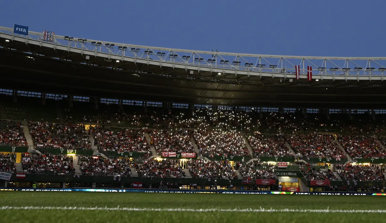 Penonton menunggu dimulainya pertandingan UEFA Nations League antara Austria dan Denmark di Stadion Ernst Happel di Wina, Austria, Selasa (7/6/2022). Denmark menang tipis atas Austria 2-1. (AP Photo/Andreas Schaad)