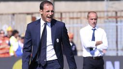 Teriakan pelatih Juventus, Massimiliano Allegri kepada anak asuhnya saat Empoli pada lanjutan Serie A Italia di Carlo Castellani Stadium, Empoli (2/10/2016). (REUTERS/ Alberto Lingria)